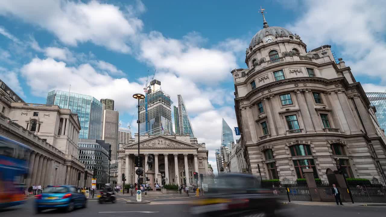 延时拍摄:英国伦敦市中心的社会证券交易所银行站的商人人群视频下载