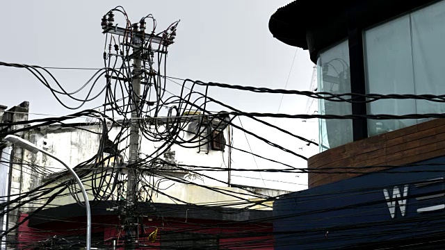 放大巴厘岛库塔街道上方错综复杂的电线视频素材