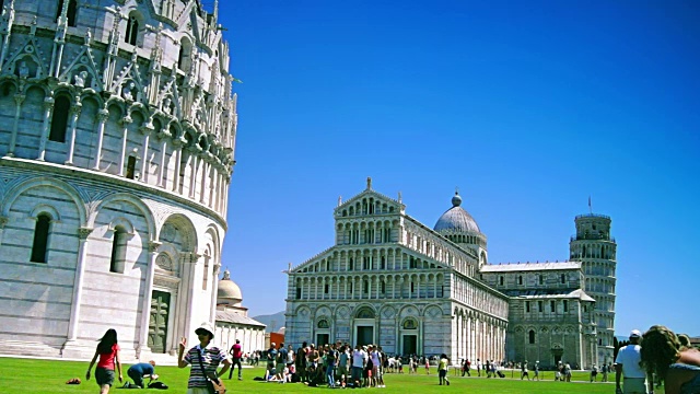 意大利，比萨:游客在意大利的比萨大教堂参观。视频素材