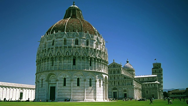 意大利，比萨:游客在意大利的比萨大教堂参观。视频素材