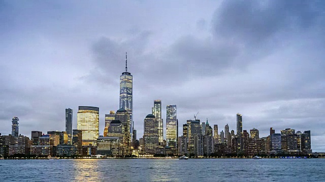 曼哈顿下城的天际线，夜晚的纽约天际线，时间流逝视频下载