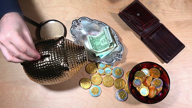 储蓄罐，沙漏和硬币巧克力，俯视图视频素材