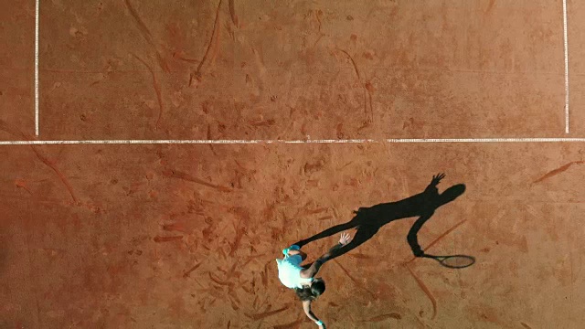 年轻漂亮的网球运动员用球拍击球视频素材