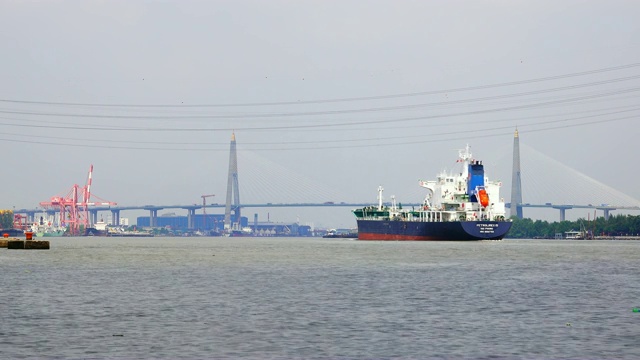 4K:船在泰国曼谷湄南河视频素材