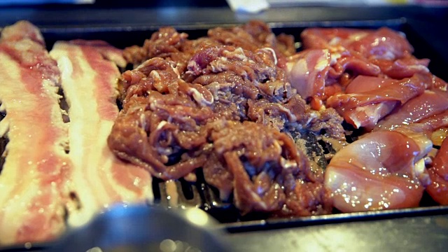 搭配肉类在韩国烧烤烧烤视频下载