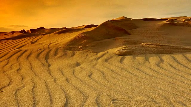 日落和从海上沙丘吹起的沙子视频素材