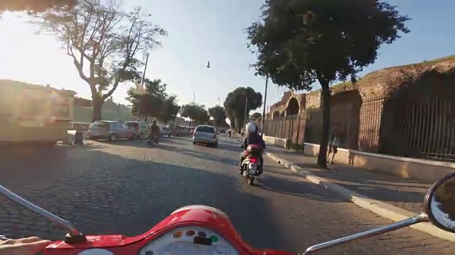 骑摩托车:在罗马市中心骑摩托车视频下载