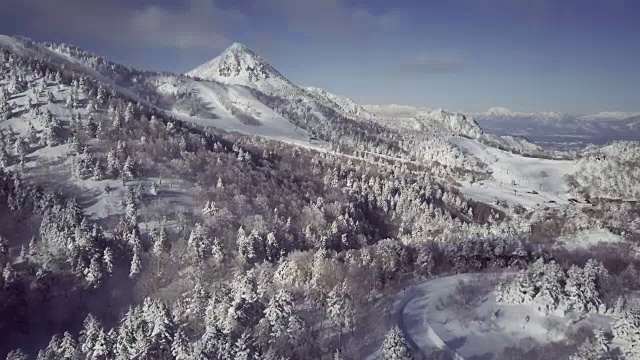 空中景观与山脉在冬天，志贺高地，Joshin etu - kogen国家公园，长野县，日本视频下载