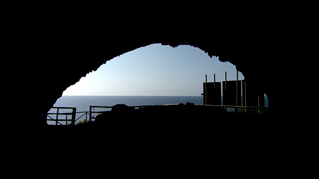 从意大利西西里岛以西的莱万佐岛的一个山洞里看到的海景视频素材