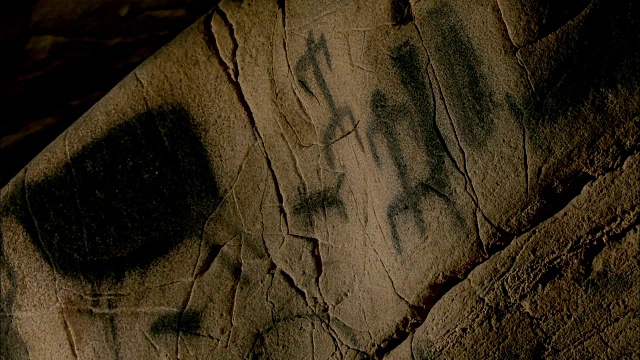 意大利西西里岛西部莱万佐岛洞穴内的史前壁画视频素材