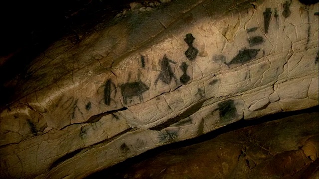 意大利西西里岛西部莱万佐岛洞穴内的史前壁画视频素材