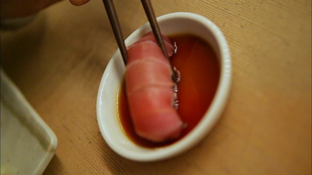 纽约曼哈顿，蘸酱油的寿司视频素材