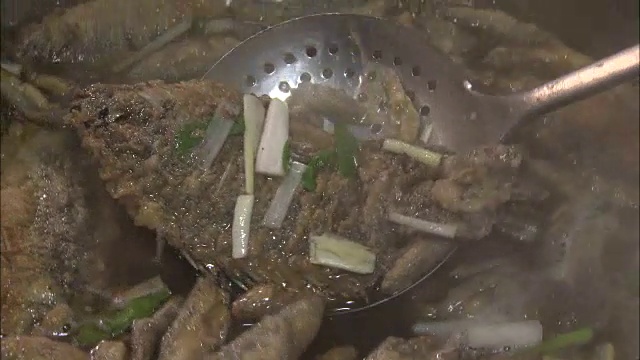 图为中国开封夜市上的鱼汤视频素材