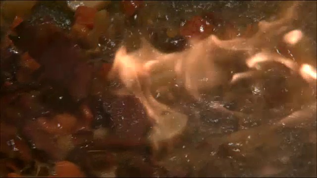 用火在锅上煮中餐的慢动作镜头视频素材