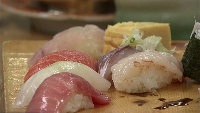 在日本东京用筷子吃寿司视频下载
