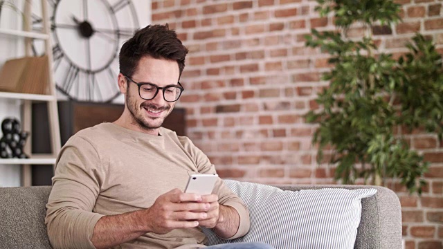 一个正在看短信的快乐男人视频素材