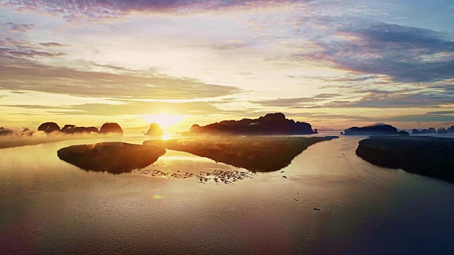无人机拍摄的美丽的晨光日出在Ban Sam Chong Tai村泰国攀雅省视频素材