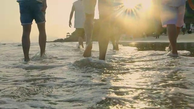 年轻的亚洲成年人在海边散步视频购买