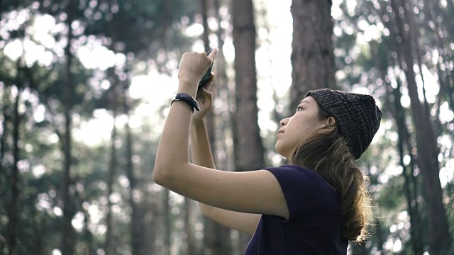 女人用智能手机拍摄美丽的风景视频素材