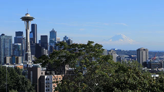以雷尼尔山为背景的西雅图，华盛顿的天际线视频下载