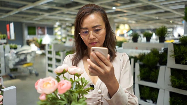 女商人在花店用智能手机查看库存，自拍视频素材