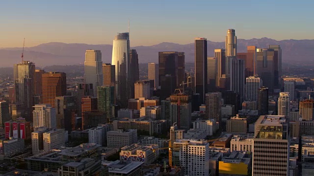 日落时分，洛杉矶市中心空中摩天大楼视频素材