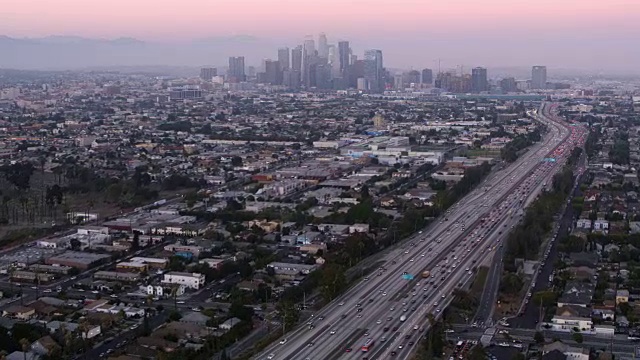 日落时分，以唐顿庄园为背景的洛杉矶航拍视频下载