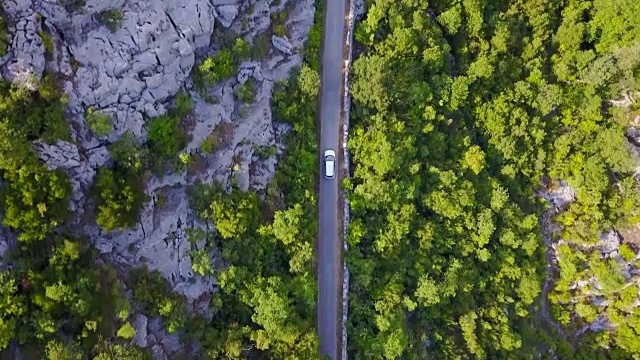 无人机拍摄的一辆小型货车在乡村公路上行驶的景象。视频下载