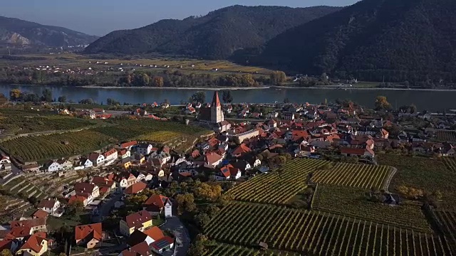 在德瓦肖镇和葡萄园的Weisenkirchen的空中全景图。瓦山谷,奥地利视频素材