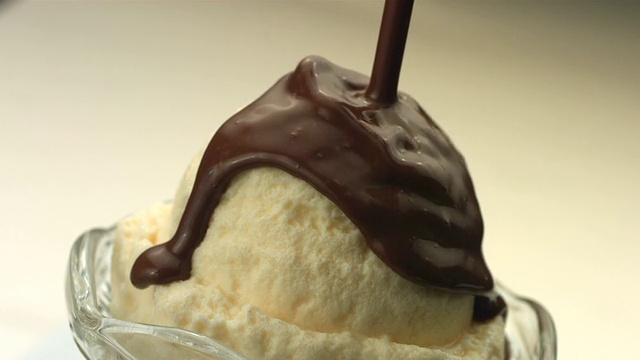 把巧克力倒在冰淇淋上视频素材