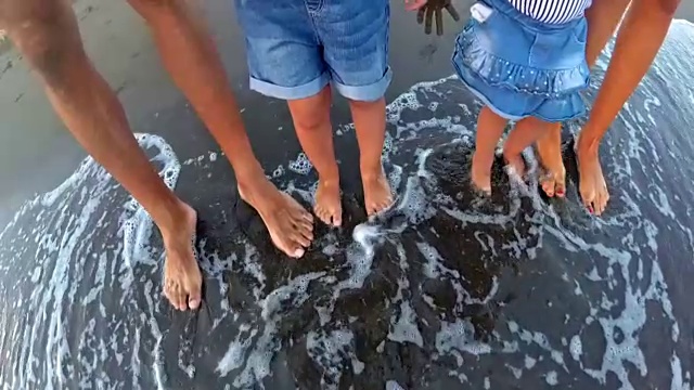 幸福的年轻家庭在海滩上玩日落视频素材