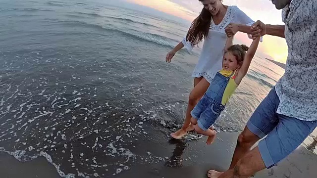 年轻的家庭在海中戏水视频素材