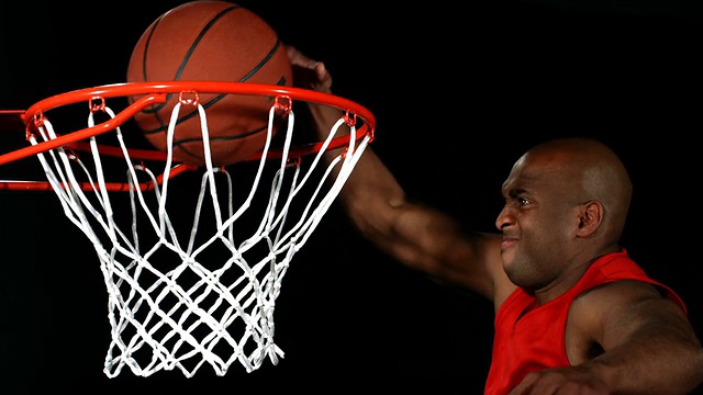 篮球运动员扣篮视频素材