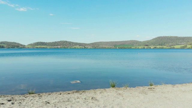 无人机飞过湖泊和海滩。Martignano湖、罗马、意大利视频素材