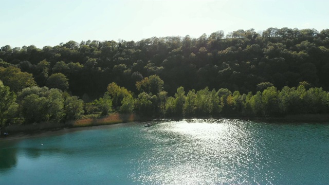 未受污染土地的鸟瞰图。自然,湖——Martignano,意大利罗马视频素材