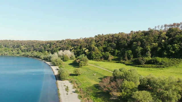 意大利罗马马尔蒂尼亚诺湖上空的无人机视频素材