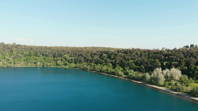 无人机飞行在美丽的湖-马尔蒂尼亚诺湖，罗马，意大利视频素材
