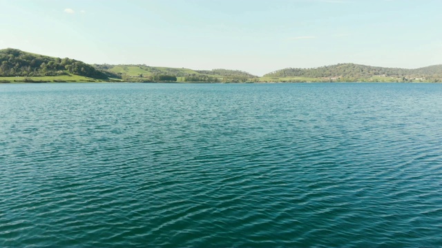 无人驾驶飞机飞越美丽的蓝色湖泊-马尔蒂尼亚诺湖，罗马，意大利视频素材
