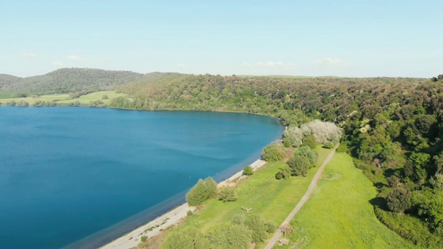 Martignano湖、罗马、意大利。无人机飞过美丽富饶的土地视频素材