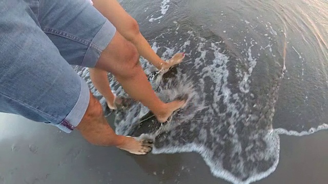 海滩上的一对情侣视频素材