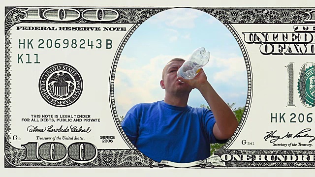 一个人正在用100美元的大钞喝水视频下载