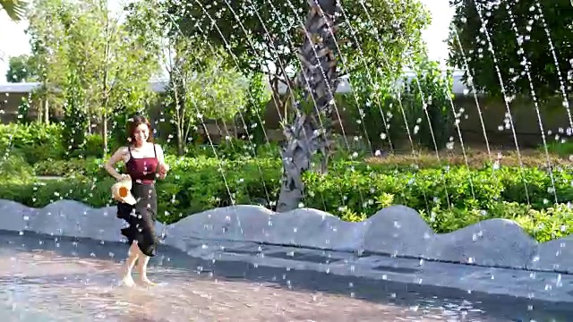 享受在喷泉上跑步的乐趣视频素材