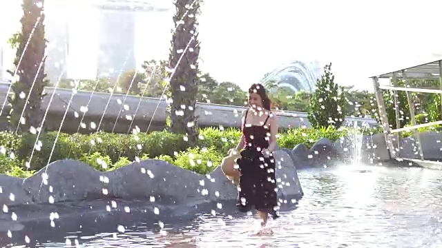 享受在喷泉上跑步的乐趣视频素材