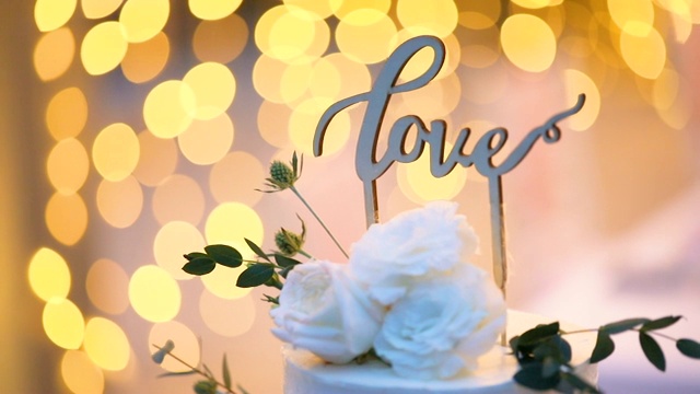 美丽的婚礼蛋糕装饰鲜花和白色基调。视频素材
