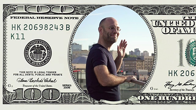 镜框中的男子站在阳台上，100美元的钞票视频下载