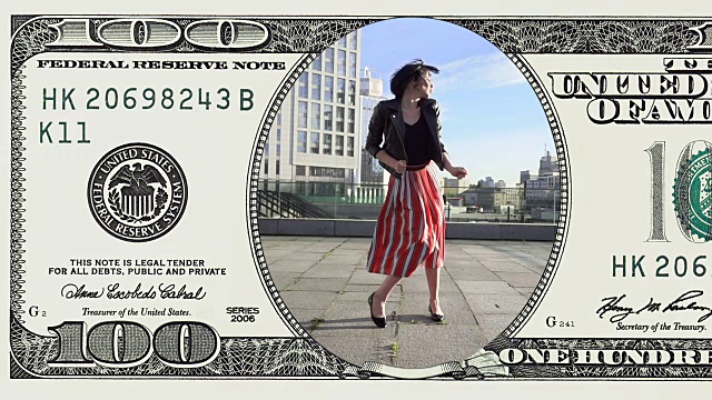 女人在100美元的钞票上跳舞，感觉很快乐视频下载