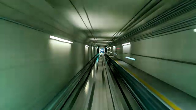 韩国首尔仁川国际机场的超级自动列车正在通过隧道中转至终点站视频素材
