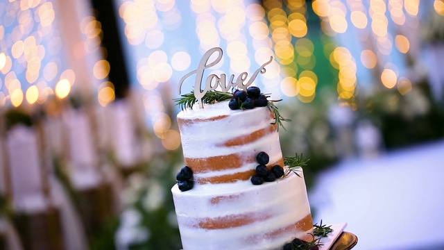 美丽的白色婚礼蛋糕在婚宴上。视频素材