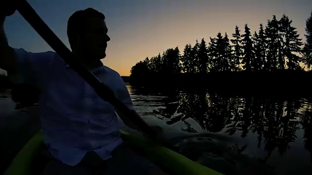 宁静的傍晚，在日落时划独木舟逃生视频素材