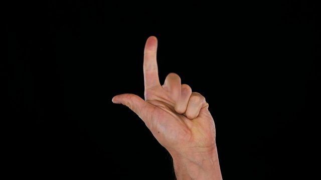 男性的手在黑色的背景上数着五个手指。手势的概念视频素材